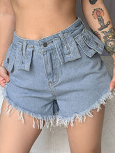 Shorts vaqueros desgastados con flecos en los puños